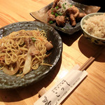 こっく - 料理写真:タイ風焼きそば、唐揚げ（ネギソース）、玄米ご飯