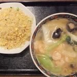 紅虎餃子房 - エビ海鮮とろみ麺と半チャーハン。