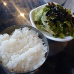 てじ韓 - スンドゥブチゲセットのご飯とサラダ