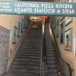 Atlantis Seafood & Steak - 一階の入り口