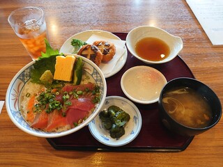 Shunsaisengyobontenshokudou - サービスランチ　鮪サーモン丼と椎茸の海老真丈揚げ　750円（税別）