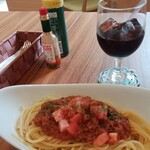 カフェフェルマータ - トマトミートソースパスタとアイスコーヒー
