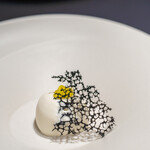 プレゼンテ スギ - 2020.5 フォアグラと新玉ねぎ（新玉葱に生クリームを加えて窒素ガスで泡状に、卵と生クリームでペーストにしたフォアグラ、炭化玉葱チュイル）