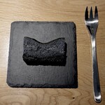 Epulor - ブラックチーズケーキです。見た目は人々の心の闇のように黒く、味わいは人々の心の闇のように深いです。。