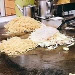Okonomiyaki Hirano - ベースキャベツ焼き中