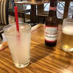Atlantis Seafood & Steak - バドワイザー、レモネード