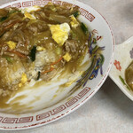 ラーメン 大将 - 中華丼の断面　※ご飯より餡の比率が高いです。