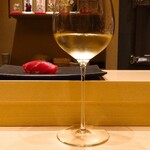 鮨 龍次郎 - マグロ&白ワイン  なんか好きな写真(≧▽≦)