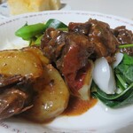 RISTORANTE IL NODO - 根菜はジプロックの中に入れお肉と一緒にレンジで加熱し、お湯をくぐらせたお野菜・山菜の上に掛けて出来上がり！