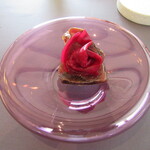 プレゼンテ スギ - 「GV鰹」バラの花を模したビーツが美しい