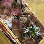 Uokushi Sakurasaku - 〈テイクアウト〉カルビとローストビーフの相盛り1,100円　肉寿司や牛カルビ重などもありました！