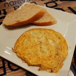 Bar Bergara - 新鮮なカタクチイワシをにんにく風味でさっとオムレツに、Tortilla de Anchoas2.5ユーロ