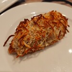 Bar Bergara - 発泡酒カヴァと生クリームのベシャメルソースが濃厚！きのこと海老のグラタンパイ、Txalupa（チャルーパ）3ユーロ