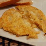 Bar Bergara - トロットロの半熟具合が理想的なオムレツ、しらすのようなカタクチイワシの塩気と香ばしいガーリックが絶妙
