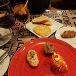 Bar Bergara - 手前はカウンターから取る冷製ピンチョス、奥の2品は注文後に調理される温かいピンチョス、赤ワイン3ユーロ、トロッと甘いMOST1.5ユーロ