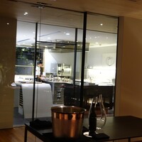 アコルドゥ - ガラス張りの店内