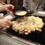 Monja Yaki Okonomiyaki J Uju - 焼いてくれます。