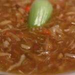 中国飯店 富麗華 - 蟹黄大鮑翅＜上海蟹みそかけフカヒレの姿煮込み＞ズームアップ