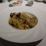 中国飯店 富麗華 - 牛肝菌炒飯＜ポルチーニ茸とトリュフの炒飯 特製スープ添え＞