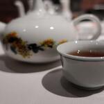 中国飯店 富麗華 - 清蒸大閘蟹＜上海蟹の蒸し物 オス・メス（２杯）＞ズームアップ