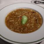 中国飯店 富麗華 - 蟹黄大鮑翅＜上海蟹みそかけフカヒレの姿煮込み＞