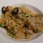 中国飯店 富麗華 - 牛肝菌炒飯＜ポルチーニ茸とトリュフの炒飯 特製スープ添え＞ズームアップ