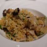 中国飯店 富麗華 - 牛肝菌炒飯＜ポルチーニ茸とトリュフの炒飯 特製スープ添え＞ズームアップ