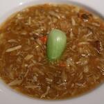 中国飯店 富麗華 - 蟹黄大鮑翅＜上海蟹みそかけフカヒレの姿煮込み＞ズームアップ