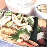 Kanazawa - ズワイ蟹、白海老と能登フグ天丼。セット内容。