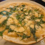 Bono Uno - 選べるピザ。アンチョビとモッツァレラ、青菜のピザに。
                        パリパリしたローマ風の薄皮ピザ。
                        アンチョビの味が良い味出してる(*^^*)