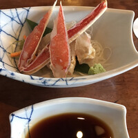 かに道楽 新宿本店 - かに会席 和み ５５００円（税込）。かに刺身。これは不要だと思います。。。せめて剥いてほしい。。。