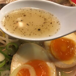 ラーメン　赤組 - マー油が香るコク深い豚骨スープ