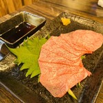 炭火焼肉　黒毛和牛　慶k - タン刺し　980円