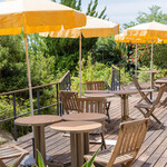 カフェ・スコーラ - 心地良い天気の中過ごせるテラス席