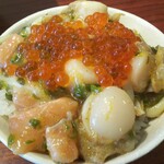 Yaki Miso Ramen Yadoya - 八堂八海宝漬け 500円、内容は「サーモン」「エンガワ」「ホタテ」「イカ」「とびっ子」「メカブ」「イクラ」、土日限定1日10食限りになります