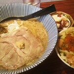 Yaki Miso Ramen Yadoya - 味噌らーめん 800円、八堂八海宝漬け 500円、内容は「サーモン」「エンガワ」「ホタテ」「イカ」「とびっ子」「メカブ」「イクラ」、土日限定1日10食限りになります