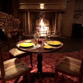 Restaurants you can spend a luxurious time in front of a large 1690 fireplace.