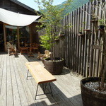 NARAYA CAFE - 左側に足湯