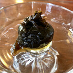 慈久庵 - 梅の実を甘めに漬けたものに、烏龍茶の葉をのせた素朴な甘露煮です
