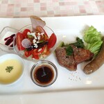Resutoran Shinkokyuu - スープ、サラダ、ヨーグルト、放牧豚のロースト、ソーセージ