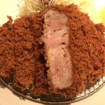 とんかつ檍 - 断面から肉汁と脂が溢れています！！