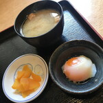 炭火活烹三是 - 海鮮丼（９３０円）『温玉・味噌汁・漬物』２０２０年５月