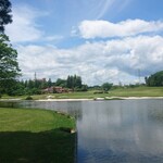 ロペ倶楽部 テラスレストラン - ９番の池越しにテラスレストランを望む