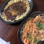 ヒラタパスタ - ミートソーススパゲティ、魚介のトマトソーススパゲッティ