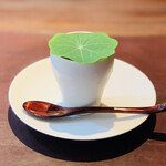 ラ カンロ - 【Amuse：毛蟹、ナスタチウム】
      ★ 毛蟹の冷製フラン、ナスタチウムと浅利のジュレソースと潤菜