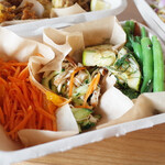 スパイスカフェ - スパイスおつまみBOX 野菜・冷菜(700円) ※人参とデコポンサラダ、鶏燻製と胡瓜、インゲンとパルミジャーノ、ズッキーニのグリルとミント