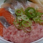 目利きの銀次 - 鮪たたきサーモンびんちょう丼のアップ