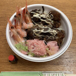 海鮮ときどきブタ - サービス丼（３種）880円
            ネギトロ、上甘えび、マグロタツタ