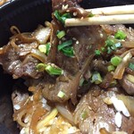 焼肉冷麺やまなか家 - 厚めの牛カルビは濃厚な味付けです。