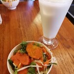 カリカキッチン - ランチに付くサラダと飲み物(ラッシー)